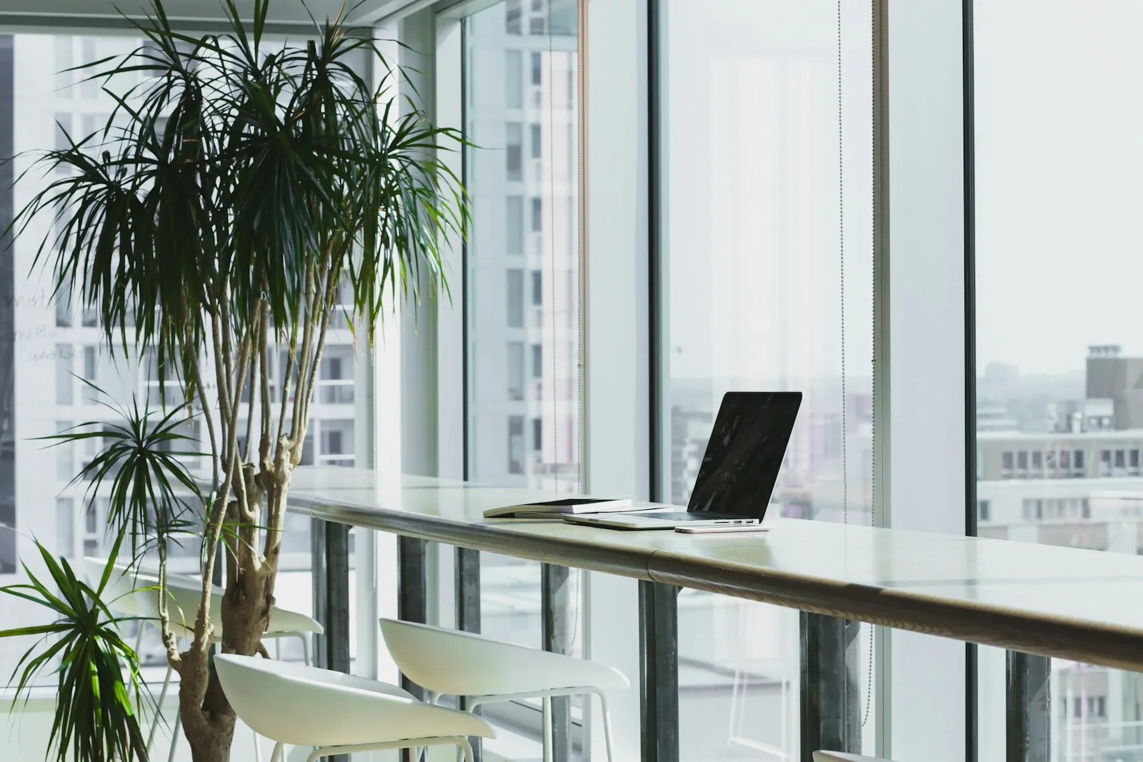 Computador e caderno preparados em um ambiente de trabalho reservado